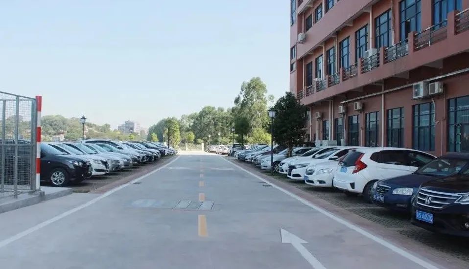 停车“不再难”！企石新增近百个停车位，群众纷纷点赞的背后……